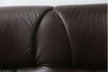 中古　美品　オランダ製　本革　重厚感のある佇まいが魅力的!! 伝統的ダッチカントリースタイルの3人掛けレザーソファ(アームソファ、三人掛け、3P)(定価約41万円)(R-074347)