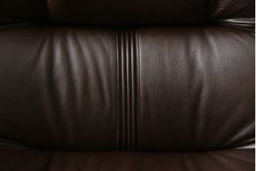 中古　美品　オランダ製　本革　重厚感のある佇まいが魅力的!! 伝統的ダッチカントリースタイルの3人掛けレザーソファ(アームソファ、三人掛け、3P)(定価約41万円)(R-074347)