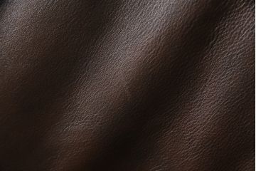 中古　美品　オランダ製　本革　重厚感のある佇まいが魅力的!! 伝統的ダッチカントリースタイルの3人掛けレザーソファ(アームソファ、三人掛け、3P)(定価約41万円)(R-074347)