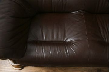 中古　美品　オランダ製　本革　重厚感のある佇まいが魅力的!! 伝統的ダッチカントリースタイルの3人掛けレザーソファ(アームソファ、三人掛け、3P)(定価約41万円)(R-074347)