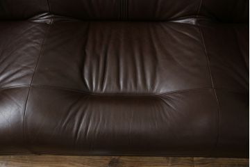 中古　美品　オランダ製　本革　重厚感のある佇まいが魅力的!! 伝統的ダッチカントリースタイルの3人掛けレザーソファ(アームソファ、三人掛け、3P)(定価約41万円)(R-074347)