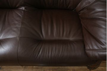 中古　美品　オランダ製　本革　重厚感のある佇まいが魅力的!! 伝統的ダッチカントリースタイルの3人掛けレザーソファ(アームソファ、三人掛け、3P)(定価約41万円)(R-074347)