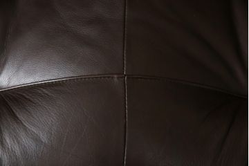 中古　美品　オランダ製　本革　重厚感のある佇まいが魅力的!! 伝統的ダッチカントリースタイルの3人掛けレザーソファ(アームソファ、三人掛け、3P)(定価約41万円)(R-074347)