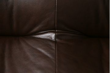 中古　美品　オランダ製　本革　重厚感のある佇まいが魅力的!! 伝統的ダッチカントリースタイルの3人掛けレザーソファ(アームソファ、三人掛け、3P)(定価約41万円)(R-074347)