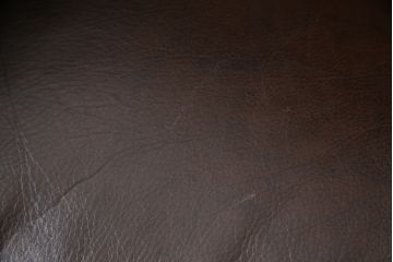 中古　美品　オランダ製　本革　重厚感のある佇まいが魅力的!! 伝統的ダッチカントリースタイルの3人掛けレザーソファ(アームソファ、三人掛け、3P)(定価約41万円)(R-074347)