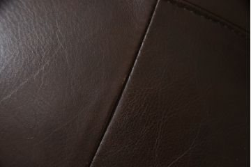 中古　美品　オランダ製　本革　重厚感のある佇まいが魅力的!! 伝統的ダッチカントリースタイルの3人掛けレザーソファ(アームソファ、三人掛け、3P)(定価約41万円)(R-074347)