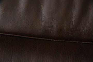 中古　美品　オランダ製　本革　重厚感のある佇まいが魅力的!! 伝統的ダッチカントリースタイルの3人掛けレザーソファ(アームソファ、三人掛け、3P)(定価約41万円)(R-074347)