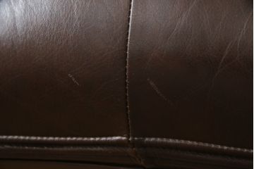中古　美品　オランダ製　本革　重厚感のある佇まいが魅力的!! 伝統的ダッチカントリースタイルの3人掛けレザーソファ(アームソファ、三人掛け、3P)(定価約41万円)(R-074347)
