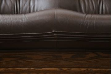 中古　美品　オランダ製　本革　重厚感のある佇まいが魅力的!! 伝統的ダッチカントリースタイルの3人掛けレザーソファ(アームソファ、三人掛け、3P)(定価約41万円)(R-074347)