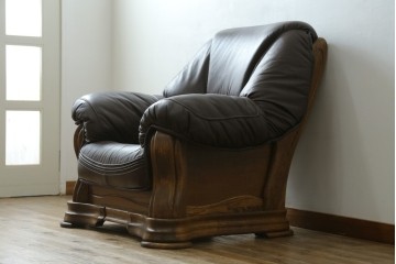 中古　オランダ製　美品　本革　伝統的ダッチカントリースタイルの重厚なレザーソファ　(R-074348)