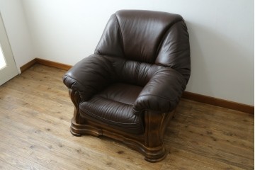 中古　オランダ製　美品　本革　伝統的ダッチカントリースタイルの重厚なレザーソファ　(R-074348)