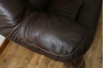 中古　オランダ製　美品　本革　伝統的ダッチカントリースタイルの重厚なレザーソファ　(R-074348)