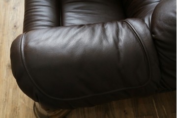 中古　オランダ製　美品　本革　伝統的ダッチカントリースタイルの重厚なレザーソファ　(R-074348)