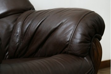 中古　オランダ製　美品　本革　伝統的ダッチカントリースタイルの重厚なレザーソファ　(R-074348)