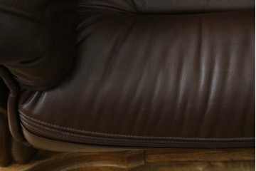中古　オランダ製　美品　本革　伝統的ダッチカントリースタイルの重厚なレザーソファ　(R-074348)