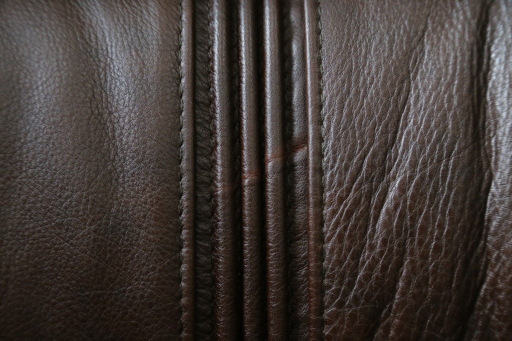 中古　オランダ製　美品　本革　伝統的ダッチカントリースタイルの重厚なレザーソファ　(R-074348)