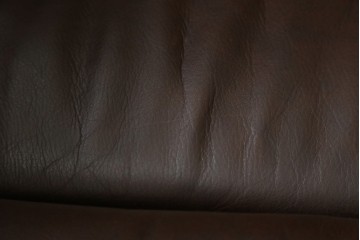 中古　オランダ製　美品　本革　伝統的ダッチカントリースタイルの重厚なレザーソファ　(R-074348)