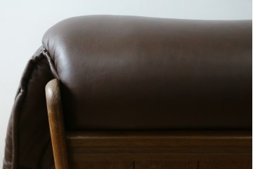 中古　オランダ製　美品　本革　伝統的ダッチカントリースタイルの重厚なレザーソファ　(R-074348)