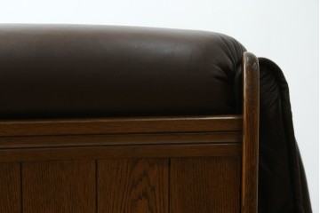 中古　オランダ製　美品　本革　伝統的ダッチカントリースタイルの重厚なレザーソファ　(R-074348)