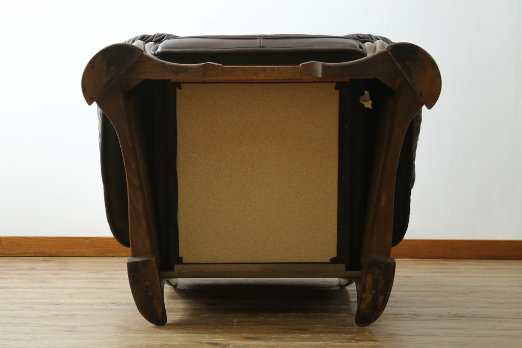 中古　オランダ製　美品　本革　伝統的ダッチカントリースタイルの重厚なレザーソファ　(R-074348)