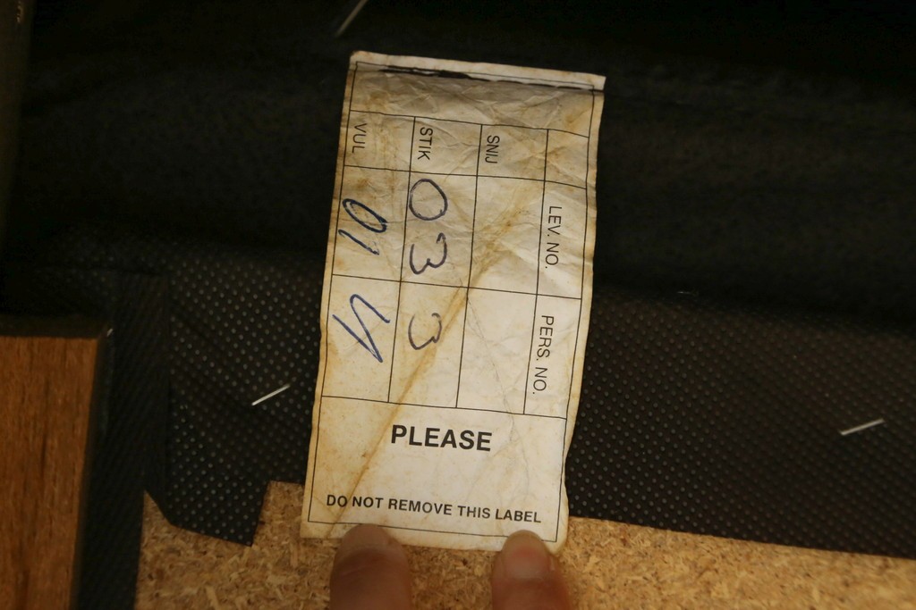 中古　オランダ製　美品　本革　伝統的ダッチカントリースタイルの重厚なレザーソファ　(R-074348)