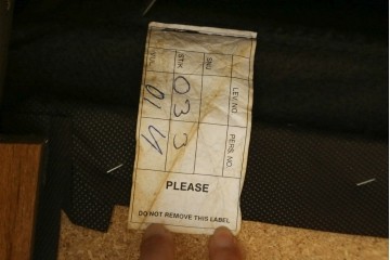 中古　オランダ製　美品　本革　伝統的ダッチカントリースタイルの重厚なレザーソファ　(R-074348)
