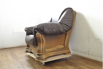 中古　美品　オランダ製　本革　重厚感のある佇まいが魅力的!! 伝統的ダッチカントリースタイルの1人掛けレザーソファ(アームソファ、一人掛け、1P)(R-074348)
