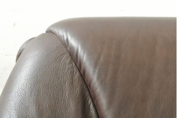 中古　美品　オランダ製　本革　重厚感のある佇まいが魅力的!! 伝統的ダッチカントリースタイルの1人掛けレザーソファ(アームソファ、一人掛け、1P)(R-074348)