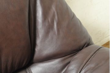 中古　美品　オランダ製　本革　重厚感のある佇まいが魅力的!! 伝統的ダッチカントリースタイルの1人掛けレザーソファ(アームソファ、一人掛け、1P)(R-074348)