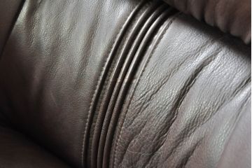 中古　美品　オランダ製　本革　重厚感のある佇まいが魅力的!! 伝統的ダッチカントリースタイルの1人掛けレザーソファ(アームソファ、一人掛け、1P)(R-074348)