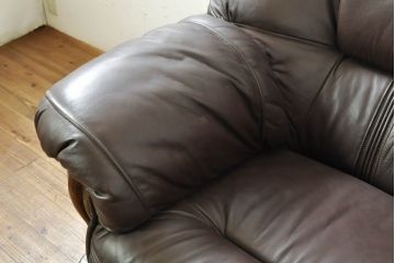 中古　美品　オランダ製　本革　重厚感のある佇まいが魅力的!! 伝統的ダッチカントリースタイルの1人掛けレザーソファ(アームソファ、一人掛け、1P)(R-074348)