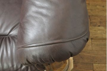 中古　美品　オランダ製　本革　重厚感のある佇まいが魅力的!! 伝統的ダッチカントリースタイルの1人掛けレザーソファ(アームソファ、一人掛け、1P)(R-074348)