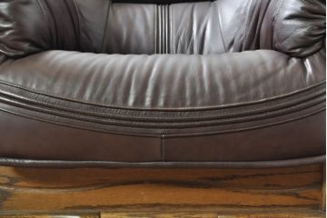 中古　美品　オランダ製　本革　重厚感のある佇まいが魅力的!! 伝統的ダッチカントリースタイルの1人掛けレザーソファ(アームソファ、一人掛け、1P)(R-074348)