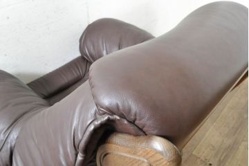 中古　美品　オランダ製　本革　重厚感のある佇まいが魅力的!! 伝統的ダッチカントリースタイルの1人掛けレザーソファ(アームソファ、一人掛け、1P)(R-074348)