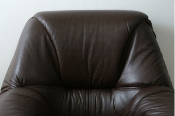 中古　オランダ製　美品　本革　伝統的ダッチカントリースタイルの重厚なレザーソファ　(R-074349)