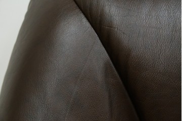 中古　オランダ製　美品　本革　伝統的ダッチカントリースタイルの重厚なレザーソファ　(R-074349)