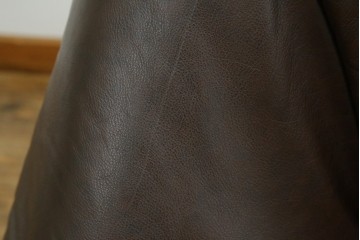 中古　オランダ製　美品　本革　伝統的ダッチカントリースタイルの重厚なレザーソファ　(R-074349)