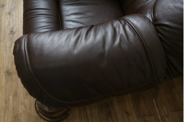 中古　オランダ製　美品　本革　伝統的ダッチカントリースタイルの重厚なレザーソファ　(R-074349)
