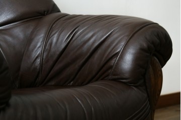 中古　オランダ製　美品　本革　伝統的ダッチカントリースタイルの重厚なレザーソファ　(R-074349)