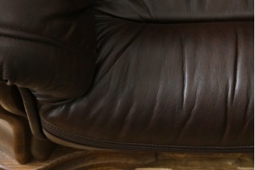 中古　オランダ製　美品　本革　伝統的ダッチカントリースタイルの重厚なレザーソファ　(R-074349)