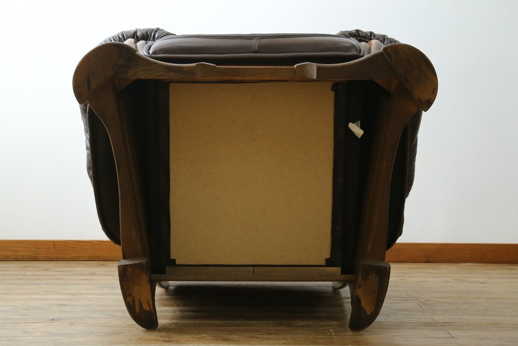 中古　オランダ製　美品　本革　伝統的ダッチカントリースタイルの重厚なレザーソファ　(R-074349)