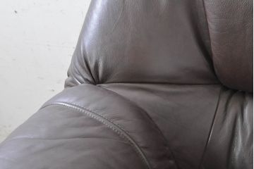 中古　美品　オランダ製　本革　重厚感のある佇まいが魅力的!! 伝統的ダッチカントリースタイルの1人掛けレザーソファ(アームソファ、一人掛け、1P)(R-074349)