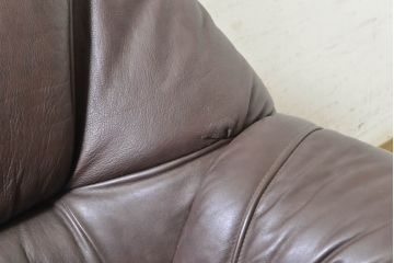 中古　美品　オランダ製　本革　重厚感のある佇まいが魅力的!! 伝統的ダッチカントリースタイルの1人掛けレザーソファ(アームソファ、一人掛け、1P)(R-074349)