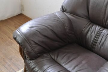 中古　美品　オランダ製　本革　重厚感のある佇まいが魅力的!! 伝統的ダッチカントリースタイルの1人掛けレザーソファ(アームソファ、一人掛け、1P)(R-074349)