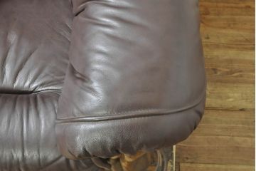 中古　美品　オランダ製　本革　重厚感のある佇まいが魅力的!! 伝統的ダッチカントリースタイルの1人掛けレザーソファ(アームソファ、一人掛け、1P)(R-074349)