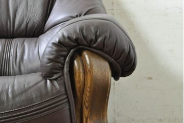 中古　美品　オランダ製　本革　重厚感のある佇まいが魅力的!! 伝統的ダッチカントリースタイルの1人掛けレザーソファ(アームソファ、一人掛け、1P)(R-074349)