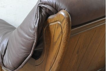 中古　美品　オランダ製　本革　重厚感のある佇まいが魅力的!! 伝統的ダッチカントリースタイルの1人掛けレザーソファ(アームソファ、一人掛け、1P)(R-074349)