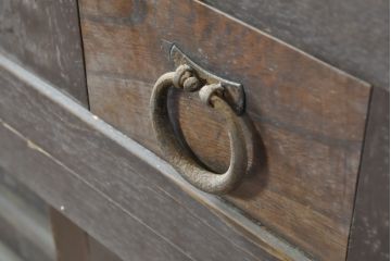 和製アンティーク　四尺　透かしと横桟引き戸が魅力的な二段重ね水屋箪笥(食器棚、キャビネット、重ねタンス、茶棚、茶箪笥、収納棚、戸棚、店舗什器)(R-074356)