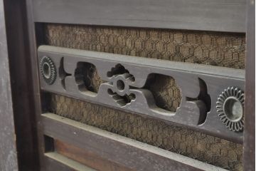 和製アンティーク　四尺　透かしと横桟引き戸が魅力的な二段重ね水屋箪笥(食器棚、キャビネット、重ねタンス、茶棚、茶箪笥、収納棚、戸棚、店舗什器)(R-074356)