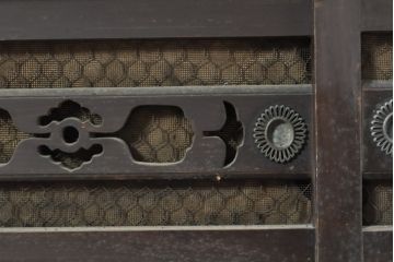和製アンティーク　四尺　透かしが魅力的な水屋箪笥サイドボード(サイドキャビネット、茶棚、茶箪笥、収納棚、戸棚、食器棚、店舗什器)(R-074357)